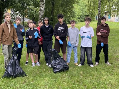 Akce 8.A - úklid kolem školy