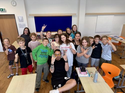 Hodiny AJ s rodilým mluvčím