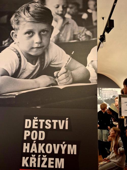 5.B  Výuka mimo lavice - NPM - "Dětství ve stínu hákového kříže"  21. 4. 2026