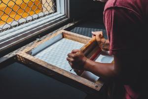 Exkurze DU – Galerie Pragovka – workshop sítotisk 