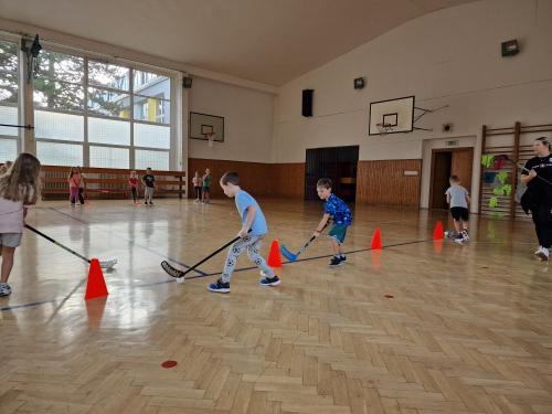 Akce 1.A - Trenéři do škol - florbal, atletika