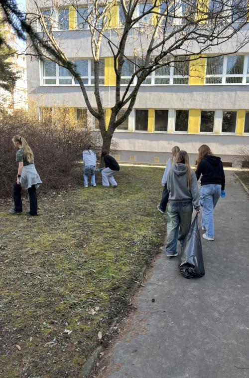 Aktivita 8.A - úklid kolem školy
